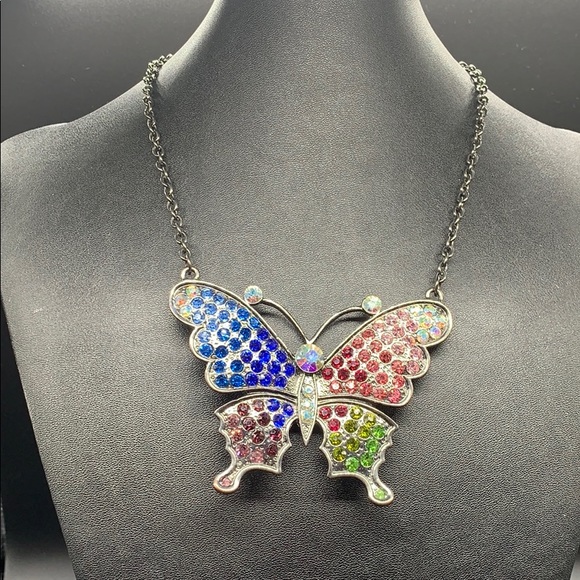Rhinestone encrusted butterfly necklace - Picture 1 of 8